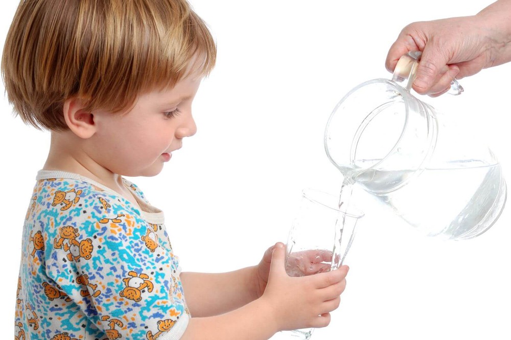 Bé bị tiêu chảy cần bù nước thế nào? 
