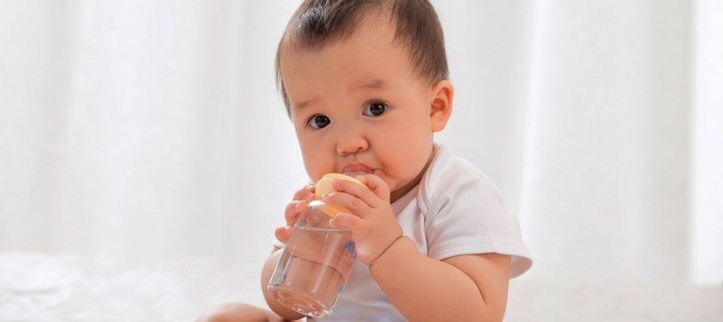 Tại sao trẻ dưới 6 tháng tuổi không cần uống thêm nước?