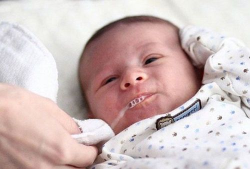 Con bị sặc sữa, ba mẹ phải làm sao? 