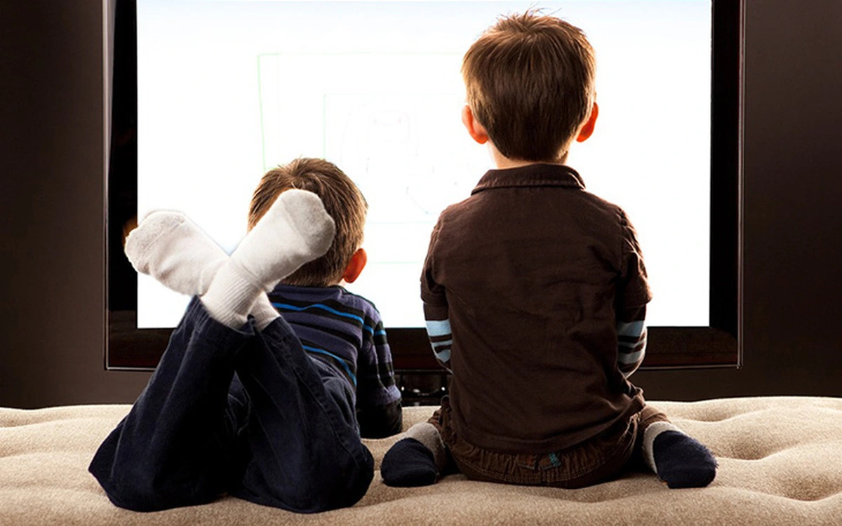 Làm sao để giảm thời gian sử dụng TV và điện thoại của trẻ Làm sao để giảm thời gian sử dụng TV và điện thoại của trẻ