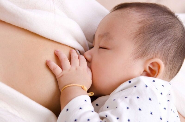 Mẹ ít sữa sau sinh phải làm sao? Những cách kích sữa khoa học