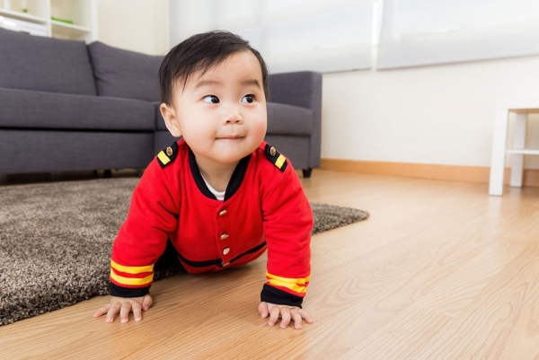 Các mốc phát triển vận động của bé trong 12 tháng đầu