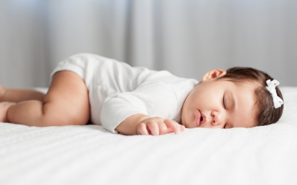 Dấu hiệu cho biết bé đang đói và cần bú mẹ