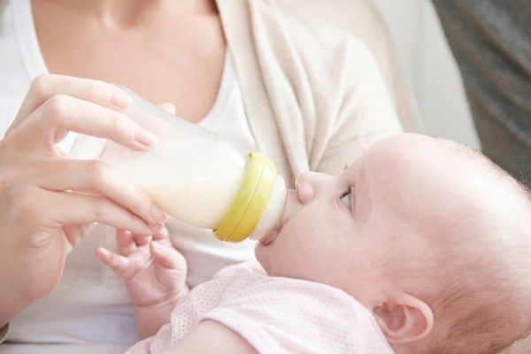 Dấu hiệu cho thấy bé cần thay núm ti và bình sữa