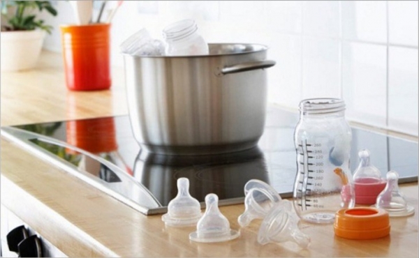 Hướng dẫn vệ sinh dụng cụ pha sữa: Vì sao phải đun sôi khử trùng 10 phút trước khi pha sữa?