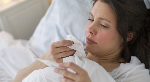 Mẹ bị cảm cúm có cho con bú được không?
